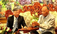 Les dirigeants vietnamiens félicitent le laotien Khamtay Siphandone à l’âge de 90 ans