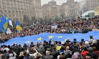 Ukraine: l'opposition évacue la mairie et obtient l'amnistie des manifestants