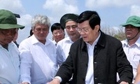 Le président Truong Tân Sang inspecte les digues stratégiques à Trà Vinh et à Soc Trang