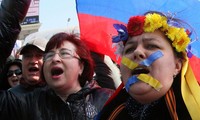Plusieurs milliers de pro-russes manifestent en Ukraine