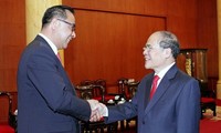 Le président du conseil de la ville sud-coréenne de Jong Il reçu par Nguyen Sinh Hung