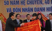 Truong Tan sang a remis le titre « Héro du travail » au lycée à option Phan Boi Chau