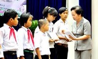 Cérémonie de remise des bourses d’études à Quang Ninh