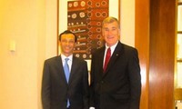 Le président du Sénat australien apprécie la coopération avec le parlement vietnamien