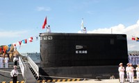 Cérémonie de hissement du drapeau national sur les deux premiers sous-marins