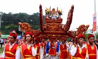 La procession de palanquins vers le temple des rois Hung 