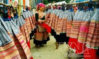 Les tenues artisanales des femmes Mong