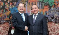 Le vice-PM Nguyen Xuan Phuc reçoit le président du groupe Sunwah