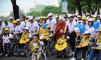 Truong Tan Sang rencontre des personnes handicapées exemplaires