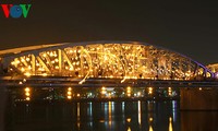 Festival de Hué 2014: le pont Truong Tiên illuminé par des milliers de lampes