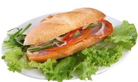 Petit déjeuner avec le banh mi - le sandwich à la vietnamienne