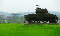Un tank qui reste depuis 60 ans sur le champ de Muong Thanh