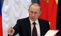 Poutine ne voit pas de raison de réagir aux sanctions dans l'immédiat