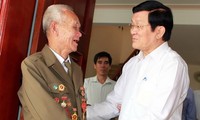 Le président Truong Tan Sang rencontre les anciens combattants de la bataille de Dien Bien Phu