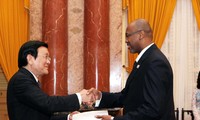Les nouveaux ambassadeurs étrangerse reçus par le président vietnamien