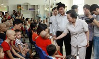 La vice-présidente Nguyen Thi Doan rend visite aux enfants atteints du cancer