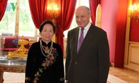 La vice-présidente Nguyen Thi Doan rencontre le président du Sénat français