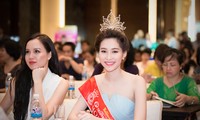 Miss Vietnam 2012 Đặng Thu Thảo brillante aux côtés de ses dauphines