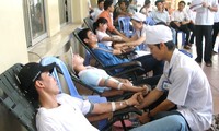 Nguyen Thien Nhan reçoit les donneurs de sang exemplaire de 2014 