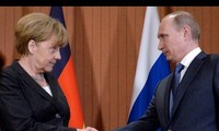 Ukraine: Merkel et Hollande font part de leur «grave préoccupation» à Poutine
