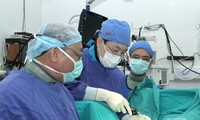 Le premier à appliquer la chirurgie endoscopique de la colonne vertébrale au Vietnam