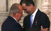 Espagne : le roi Juan Carlos passe officiellement la main