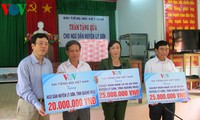 Cadeaux offerts par la Voix du Vietnam aux pêcheurs de Ly Son