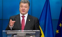 L'Ukraine signe un accord avec l'UE et prolonge la trêve avec les séparatistes