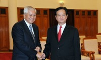 Le Premier ministre Nguyen Tan Dung reçoit le chef de la diplomatie philippine