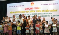 La vice présidente vietnamienne remet des bourses aux élèves démunis
