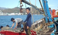 Secourir les pêcheurs d’un beateau en panne de Binh Dinh