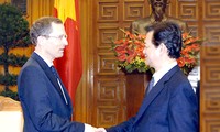 Nguyen Tan Dung reçoit les ambassadeurs britannique et polonais