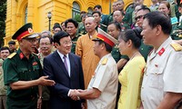Le président Truong Tan Sang reçoit les anciens soldats de la division 356