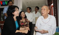 Nguyen Thi Kim Ngân rencontre des personnes méritantes de la patrie à Dà Nang