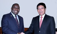 Le ministre des Affaires étrangères zambien reçu par Pham Binh Minh