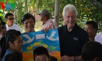 Bill Clinton rend visite aux enfants séropositifs à Ba Vi