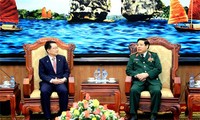 Un vice ministre sud coréen de la défense reçu par Phung Quang Thanh