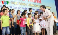  Nguyen Thi Doan remet des bourses d’études aux élèves de Nha Trang