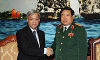 Le responsable singapourien pour la défense reçu par Phung Quang Thanh