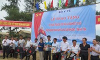 Le ministère de la santé distribue des kits de secours médical aux pêcheurs de Hà Tinh