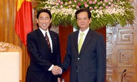 Le chef de la diplomatie japonaise reçu par Nguyen Tan Dung