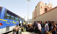 Libyens et ressortissants étrangers fuient en masse le pays 