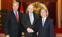 Les sénateurs américains reçus par des dirigeants vietnamiens 