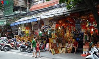 La rue des objets votifs boudée par les clients à l'approche de la fête Vu Lan