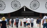 Japon: Deux ministres se rendent au sanctuaire controversé Yasukuni