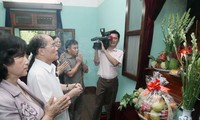 Les dirigeants du Parti et de l’Etat rendent hommage au Président Ho Chi Minh
