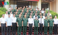 Truong Tan Sang rend visite à la brigade No2 de l’Armée populaire