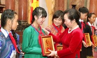 Les étudiants illustres de Lào Cai honorés par la vice présidente de la république