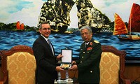   Le général Nguyen Chi vinh reçoit un assistant adjoint du Secrétaire d'État américain