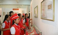 Exposition d’images du président Ho Chi Minh sur les billets de banque et les timbres